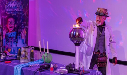 Professor van Mad Science tijdens een show op de Wetenschapsdag in het JRCZ