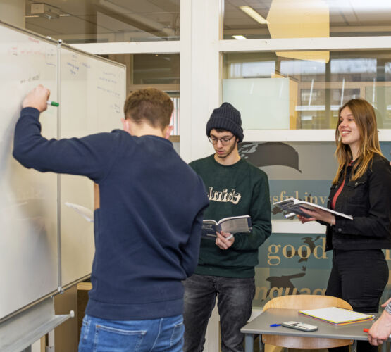 Bedrijfskunde studenten werken samen in een klaslokaal