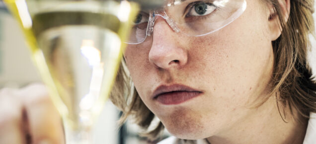 Chemie student met een veiligheidsbril op