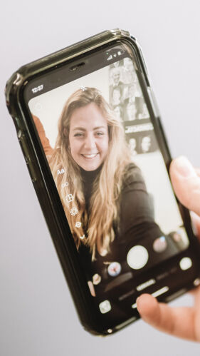 Communicatie student maakt een selfie op haar telefoon