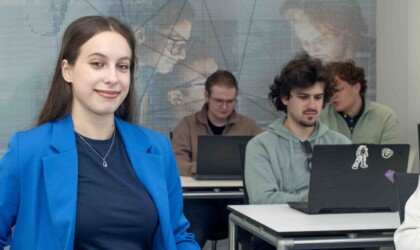 ICT student in een klaslokaal met andere studenten