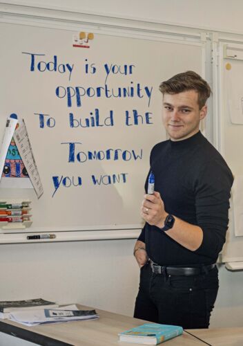 International Business student voor een inspirerende quote op een schoolbord