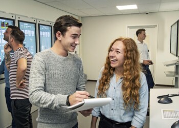 Maritiem Officier studenten die samen in gesprek zijn