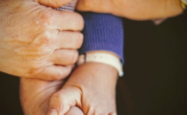 Handen vasthouden oudere mensen