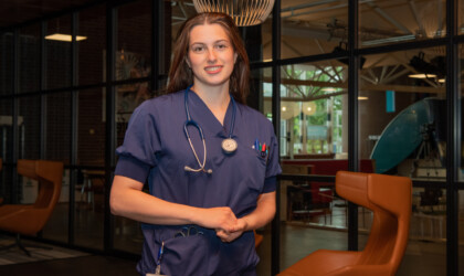 Portret van Hanne, student Verpleegkunde, in haar uniform