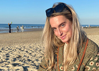 Portret van Sara, alumnus Social Work deeltijd op het strand