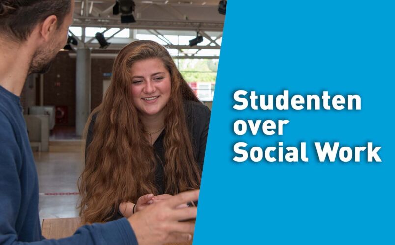 Student Social Work in gesprek met haar docent
