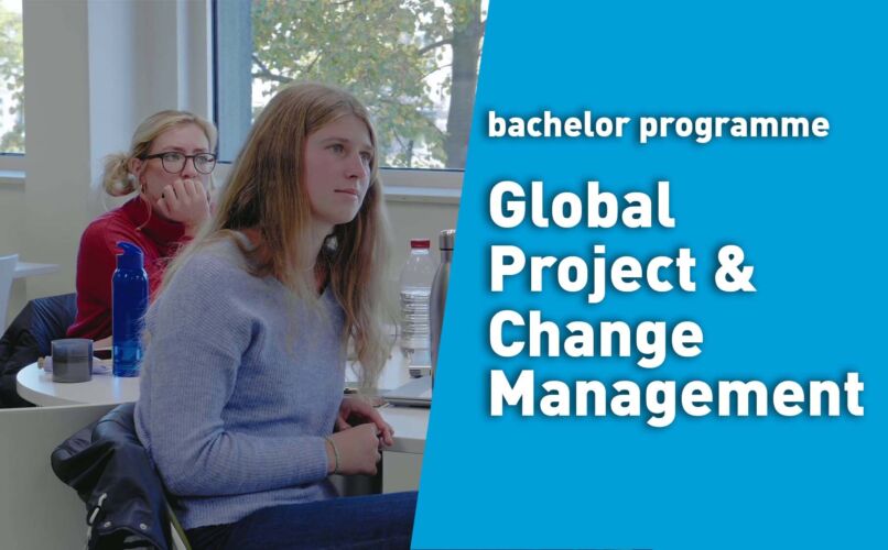 Global Project and Change Management studenten in een klaslokaal