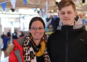 Foto van zoon Ryan en Moeder Jill op de Open Dag