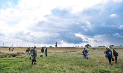 Studenten doen samen onderzoek in een polder