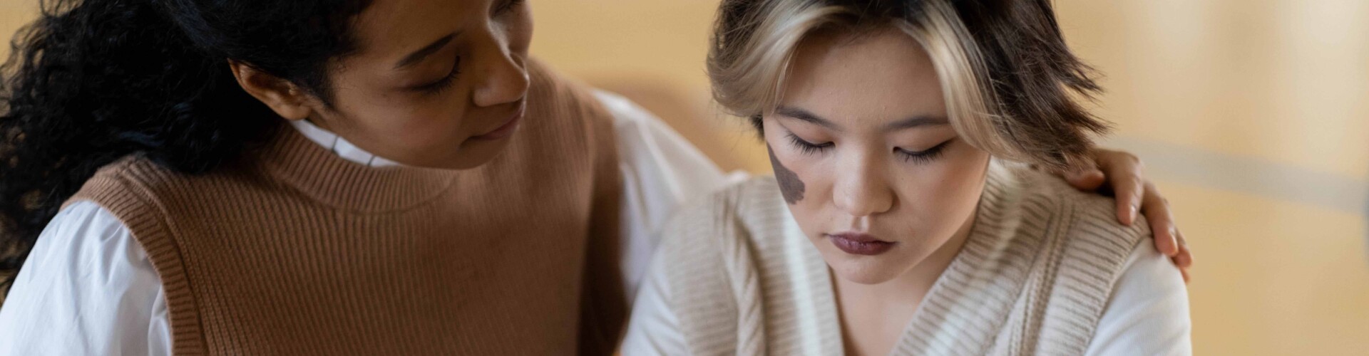 Vrouw troost een andere vrouw