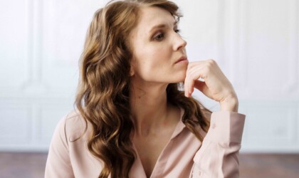 Portret van een vrouw die naar de zijkant kijkt