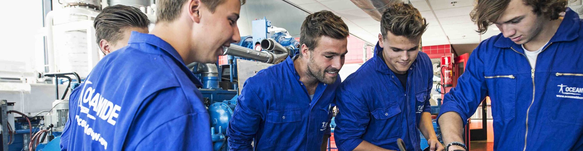 Studenten in overal die samen naar iets kijken