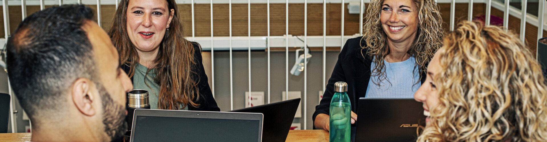 Groep met samenwerkende mensen