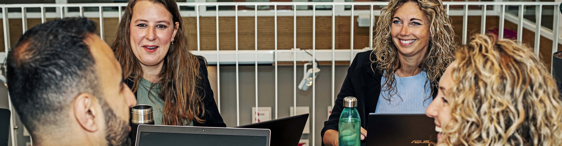 Deeltijdstudenten werken samen aan een tafel