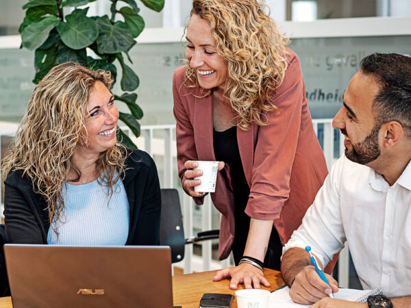 Deeltijd studenten werken samen aan project