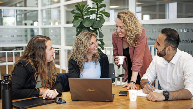 Deeltijd studenten werken samen aan een project