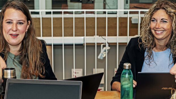 Deeltijdstudenten werken samen aan een tafel