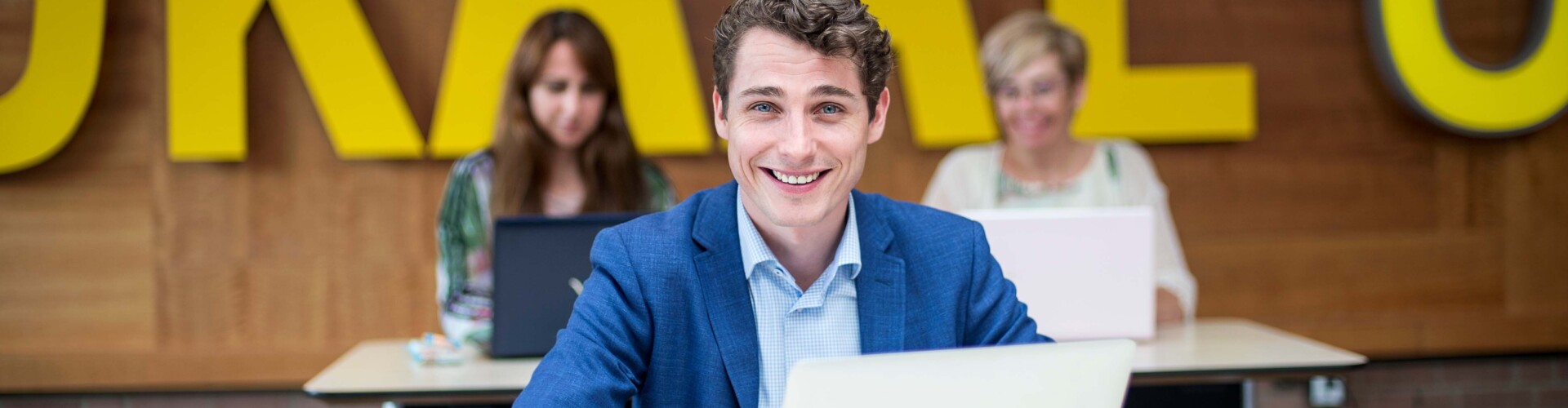 Portret Bedrijfskunde deeltijd student achter laptop
