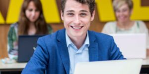 Portret deeltijd student Bedrijfskunde achter laptop