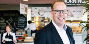 Portret volwassen Bedrijfskunde student met laptop