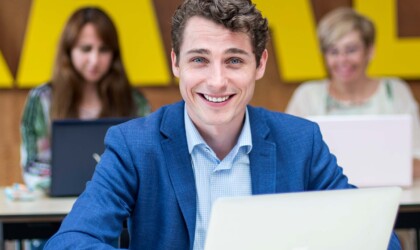 Portret deeltijd student Bedrijfskunde achter laptop