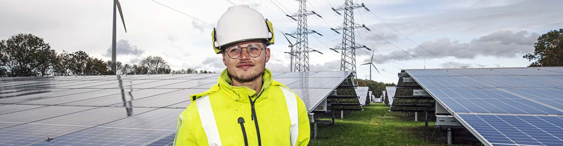 Portret Energietransitie Engineer student bij zonnepanelen