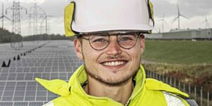 Portret Energietransitie Engineer student bij zonnepanelen