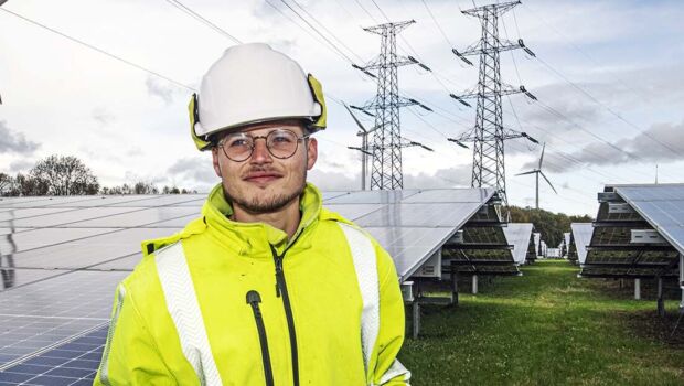 Portret Energietransitie Engineer student bij zonnepanelen