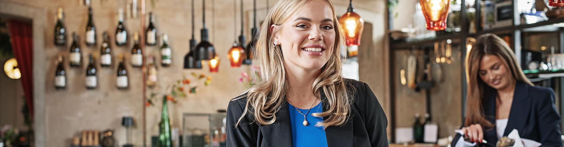 Portret van Eva, deeltijdstudent van Associate degree Food, Business & Innovation, in een restaurant