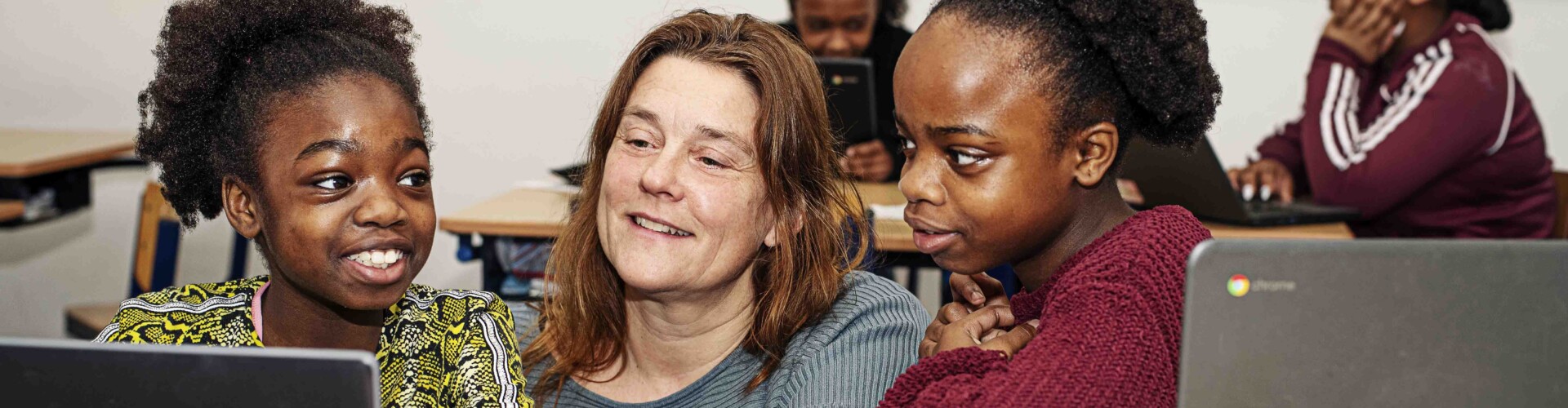 Deeltijd Leraar Basisonderwijs student met leerlingen in de klas