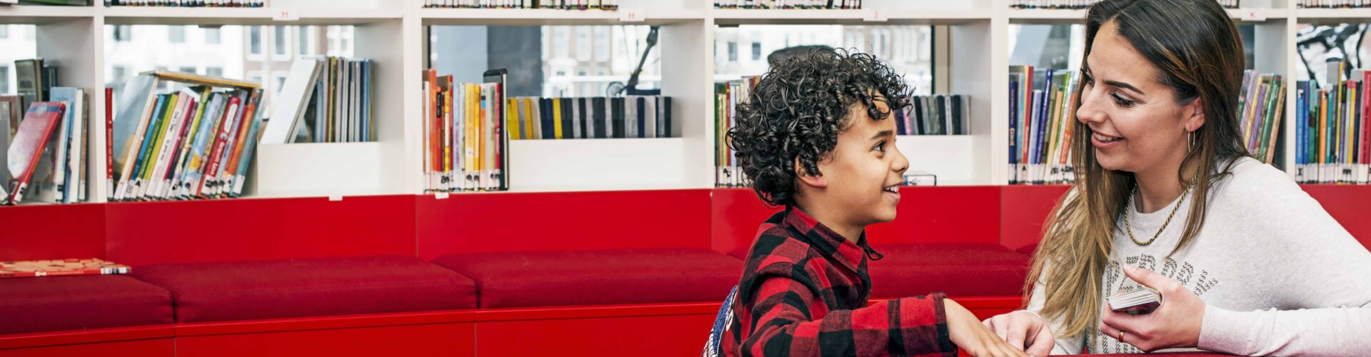 Pedagogisch Educatief Professional student werkt samen met een kind