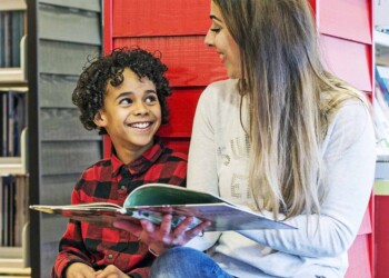 Pedagogisch Educatief Professional student leest samen met een kind een prentenboek
