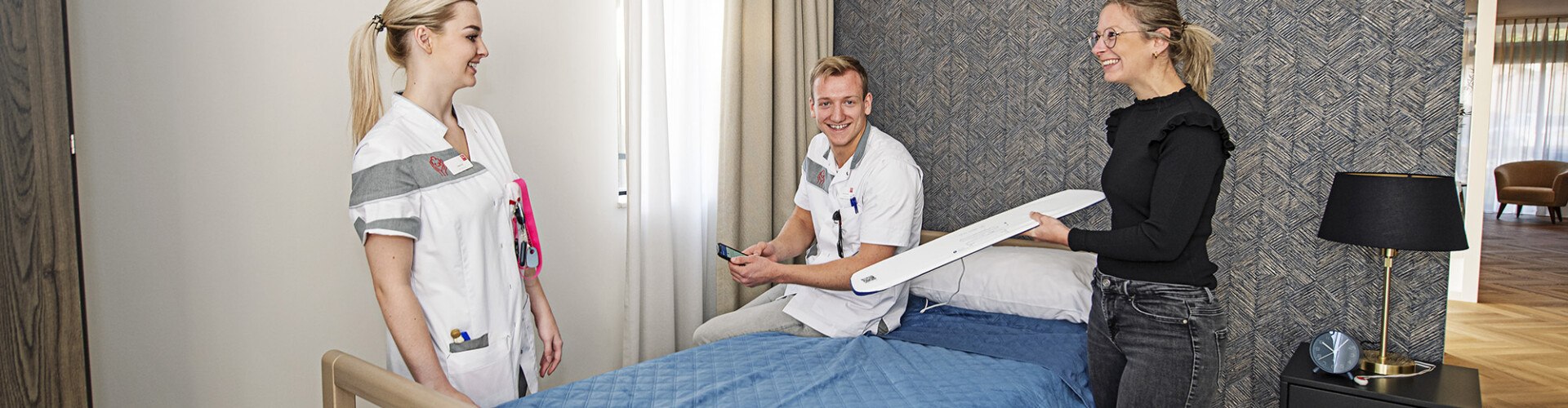 Verpleegkunde studenten bezig met het klaarmaken van een bed
