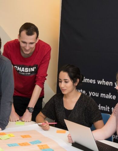 Studenten werken samen aan een project