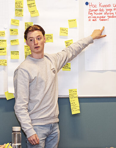 Vitale Samenleving student wijst naar aantekeningen op het bord