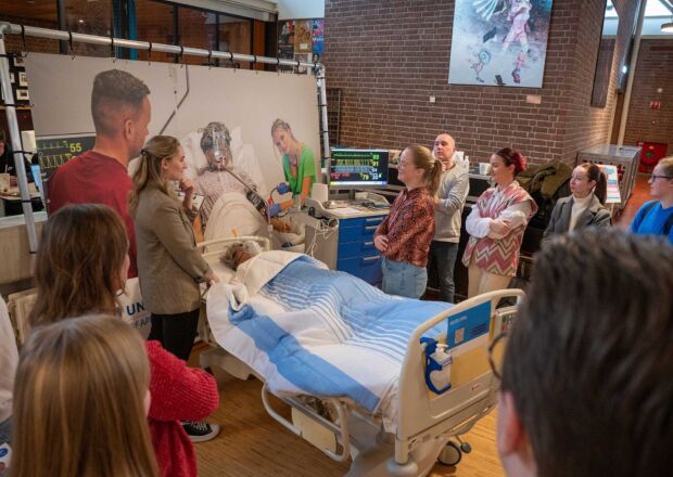 A minor showing their course during the minor day