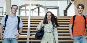 Drie Bedrijfskunde studenten die samen een trap aflopen