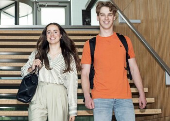 Twee Bedrijfskunde studenten die samen een trap aflopen