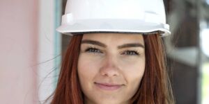 Portret Bouwkunde student met helm op