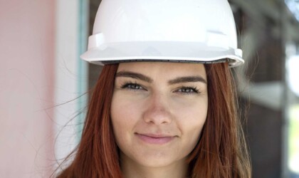 Portret Bouwkunde student met helm op