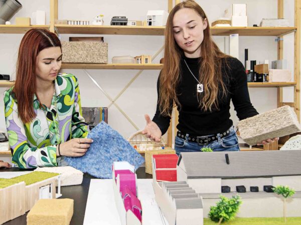 Bouwkunde studenten met biobased materialen