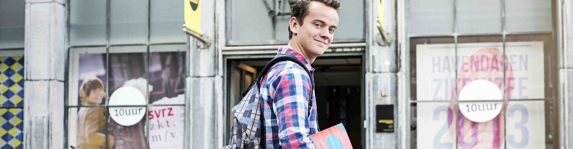 Communicatie student voor een kantoorgebouw
