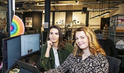 Twee Communicatie studenten zitten samen aan een bureau