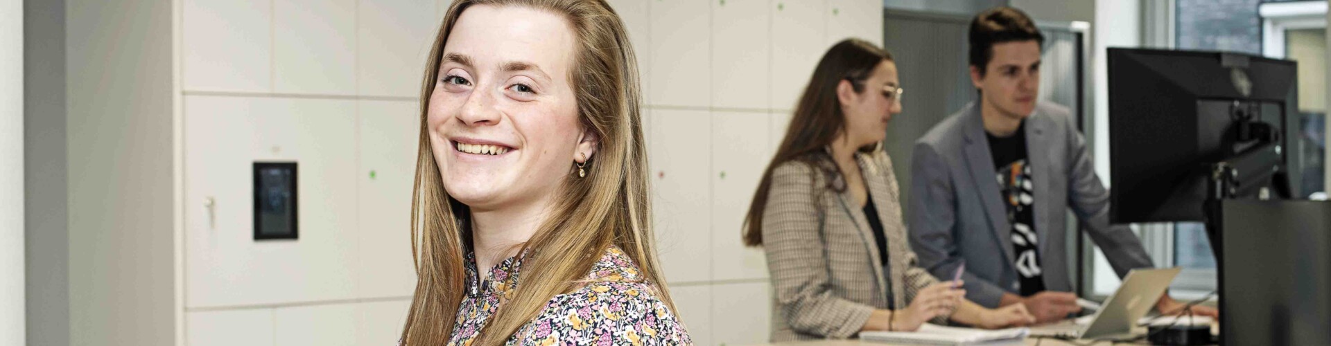 Portret van Finance & Control student met andere studenten in de achtergrond