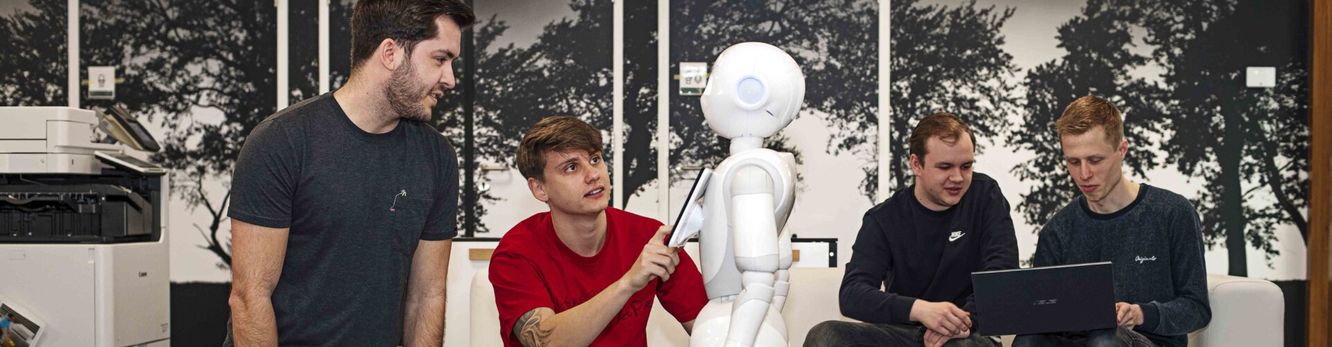 HBO-ICT studenten werken samen aan een robot