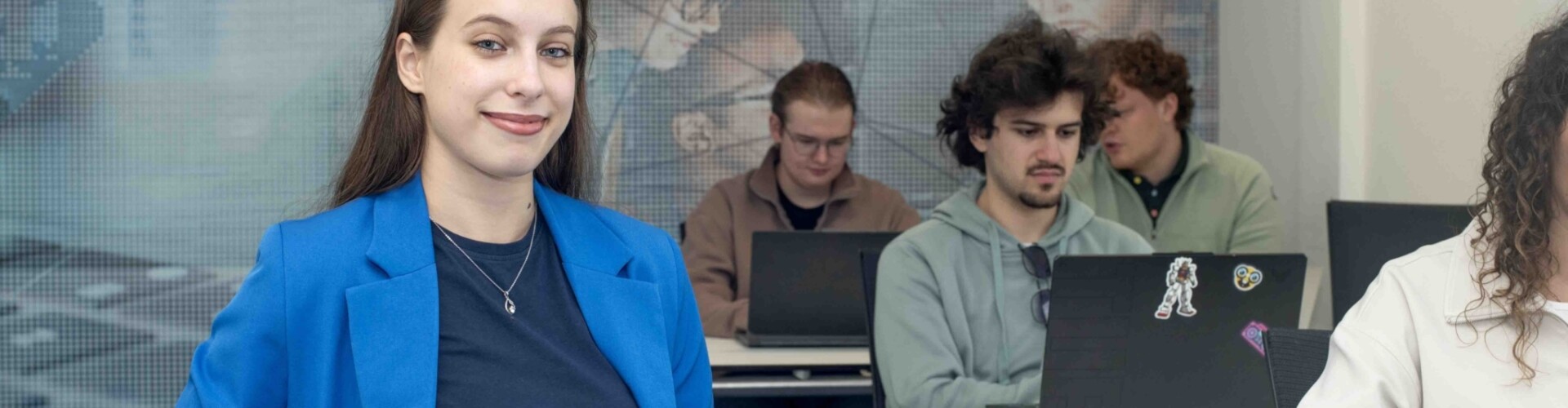 ICT student in een klaslokaal met andere studenten