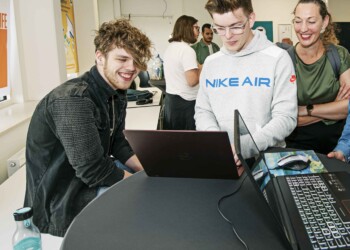 HBO-ICT studenten laten project zien aan docent