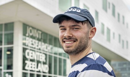 Portret van HBO-ICT student met het Joint Research Center Zeeland op de achtergrond