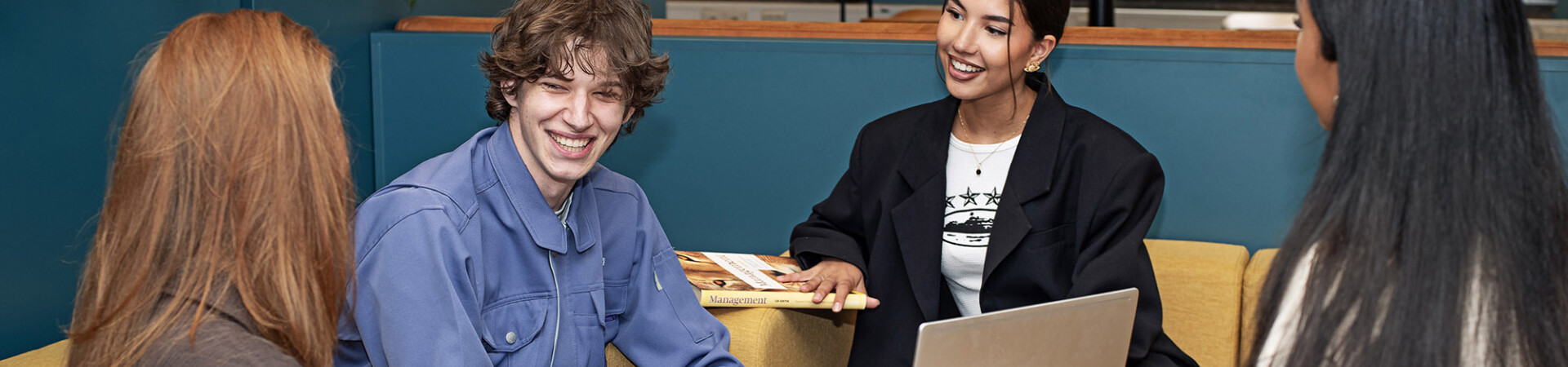 Studenten werken samen aan een opdracht